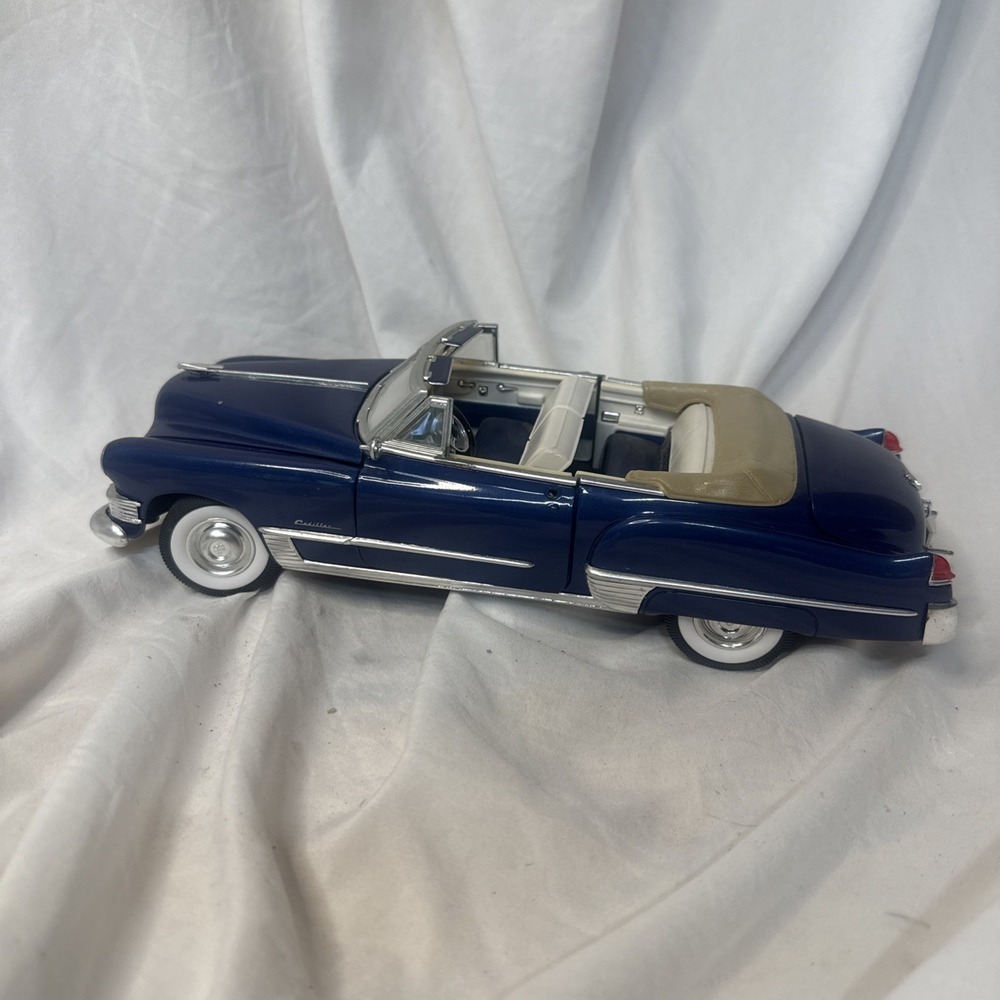1949 Cadillac Coupe de Ville 1:18 Scale Road Signature Deluxe Edition Die Cast